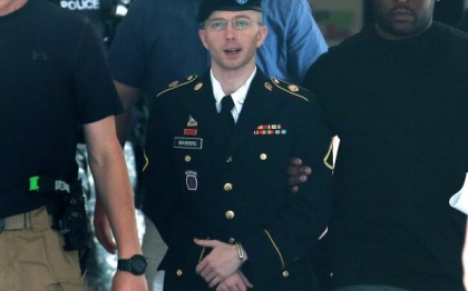 Pedeapsa maxima pe care o risca Bradley Manning, "cartita" WikiLeaks, a fost redusa la 90 de ani Pedeapsa maxima pe care o risca Bradley Manning, "cartita" WikiLeaks, a fost redusa la 90 de ani