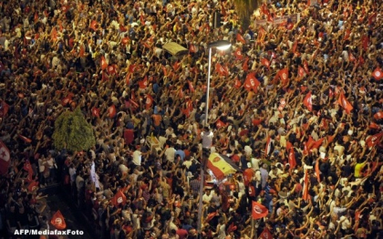 40.000 de manifestanti au cerut demisia guvernului in Tunisia: "Poporul vrea inlaturarea regimului" 40.000 de manifestanti au cerut demisia guvernului in Tunisia: "Poporul vrea inlaturarea regimului"