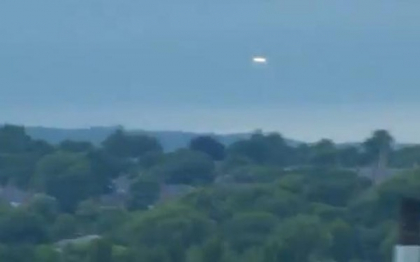 Un britanic sustine ca a reusit sa filmeze un OZN pe cerul orasului Leeds. VIDEO Un britanic sustine ca a reusit sa filmeze un OZN pe cerul orasului Leeds. VIDEO