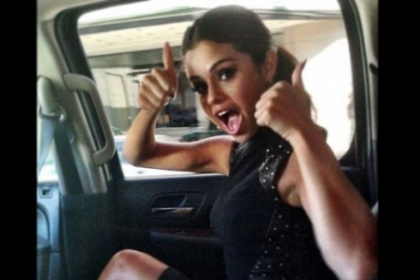 Selena Gomez prefera stilul retro. Uite cum s-a imbracat frumoasa cantareata