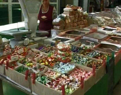 Comerciantii din piata centrala din Balti nu mai pot vinde ciocolata: Risca sa primeasca amenzi
