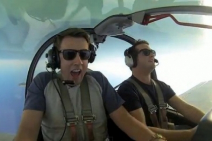 A devenit VIRAL! Reactia unui barbat in timpul unui zbor cu avionul intr-o cursa acrobatica A devenit VIRAL! Reactia unui barbat in timpul unui zbor cu avionul intr-o cursa acrobatica