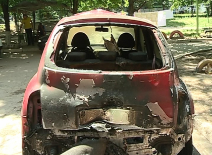 Si-a gasit masina facuta scrum! VEZI momentul in care un individ ii da FOC automobilului Si-a gasit masina facuta scrum! VEZI momentul in care un individ ii da FOC automobilului