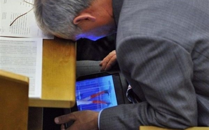 Cum a fost surprins un parlamentar rus in plen. Ce facea sub birou Cum a fost surprins un parlamentar rus in plen. Ce facea sub birou