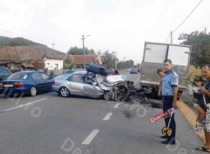 Familie din Republica Moldova implicata in accident in Romania. O persoana ranita. FOTO