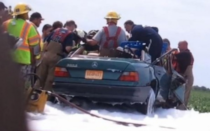 Cei care au asistat la acest accident cred ca un inger a salvat viata soferitei. "Noi l-am vazut!" Cei care au asistat la acest accident cred ca un inger a salvat viata soferitei. "Noi l-am vazut!"