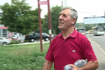 E sofer de autobuz, iar cand ajunge la statie toti ii ies inainte: "Are grija de ei ca de proprii copii" E sofer de autobuz, iar cand ajunge la statie toti ii ies inainte: "Are grija de ei ca de proprii copii"