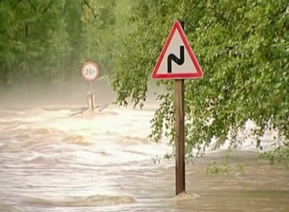 Canicula si inundatii in toata lumea. In timp ce unii se topesc de caldura, altii lupta cu apele Canicula si inundatii in toata lumea. In timp ce unii se topesc de caldura, altii lupta cu apele