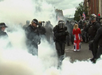 Proteste violente la Belfast: Cel putin 26 de oameni au fost raniti Proteste violente la Belfast: Cel putin 26 de oameni au fost raniti
