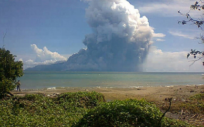 Coloane de cenusa de pana la 600m si o insula evacuata. Vulcanul din Indonezia a ucis 6 persoane