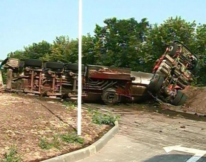 Accident la intrarea in Chisinau. O autocisterna s-a RASTURNAT in apropierea unei benzinarii