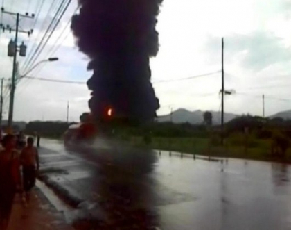 Infern in Venezuela. Un fulger a lovit o rafinarie de petrol, provocand un incendiu urias