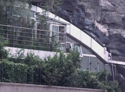 Si-a construit un munte, iar in varful lui - o vila de lux... Toate astea pe un bloc de locuit