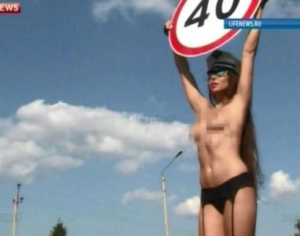Protest inedit in Rusia: Doua stripteuse au iesit in strada, pentru a atrage atentia soferilor la limita de viteza Protest inedit in Rusia: Doua stripteuse au iesit in strada, pentru a atrage atentia soferilor la limita de viteza