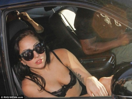 Lady Gaga ingrozeste trecatorii. Cum a aparut vedeta in strada - FOTO