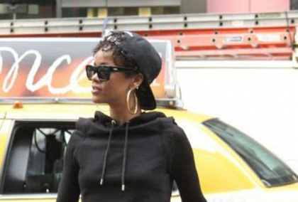 Rihanna, super sexy pentru o masa in oras. Ce abdomen perfect are cantareata