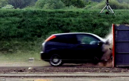 Imaginile care spun totul: Iata ce se intampla cand faci un accident la 200 km/h Imaginile care spun totul: Iata ce se intampla cand faci un accident la 200 km/h