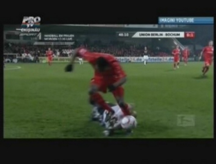 Scene infioratoare la o partida din liga a doua germana Scene infioratoare la o partida din liga a doua germana
