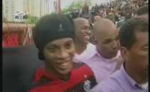 Suporterii echipei Flamengo au creat o atmosfera incendiara la prezentarea lui Ronaldinho Suporterii echipei Flamengo au creat o atmosfera incendiara la prezentarea lui Ronaldinho