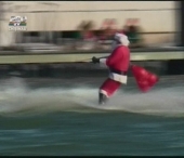 Mos Craciunul americanilor practica ski nautic Mos Craciunul americanilor practica ski nautic