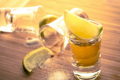 Cum se bea corect un shot de tequila Cum se bea corect un shot de tequila