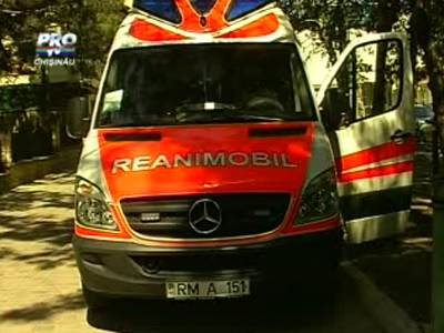 Un copil de doi ani, in stare grava la spital dupa ce si-a zdrobit mana in masina de tocat Un copil de doi ani, in stare grava la spital dupa ce si-a zdrobit mana in masina de tocat