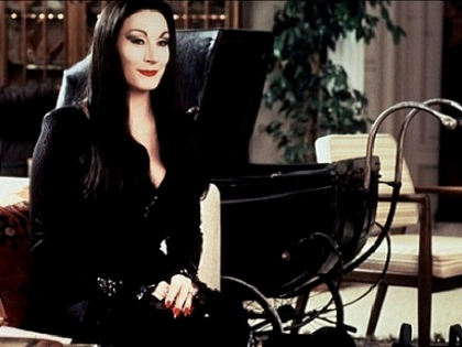 Ti-o amintesti pe Morticia din serialul Familia Addams? A ajuns la 61 de ani desfigurata de operatiile estetice - FOTO Ti-o amintesti pe Morticia din serialul Familia Addams? A ajuns la 61 de ani desfigurata de operatiile estetice - FOTO