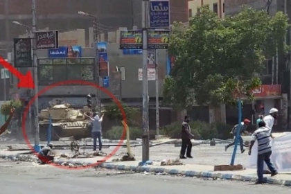 Inregistrarea VIDEO socanta a unei crime. Un protestatar neinarmat din Egipt este impuscat de armata Inregistrarea VIDEO socanta a unei crime. Un protestatar neinarmat din Egipt este impuscat de armata