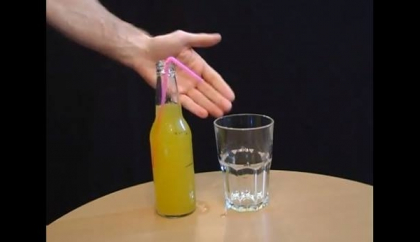 Provocare: Cum pui suc in pahar fara sa misti sticla, paiul sau paharul? VIDEO Provocare: Cum pui suc in pahar fara sa misti sticla, paiul sau paharul? VIDEO