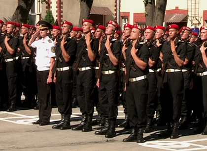 Carabinierii au depus juramantul in fata ministrului de Interne. Ce au invatat dupa o luna de armata