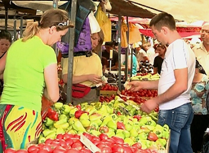 A inceput sezonul conservelor, iar la piata forfota e mare: "Facem, altfel ce o sa mancam la iarna" A inceput sezonul conservelor, iar la piata forfota e mare: "Facem, altfel ce o sa mancam la iarna"