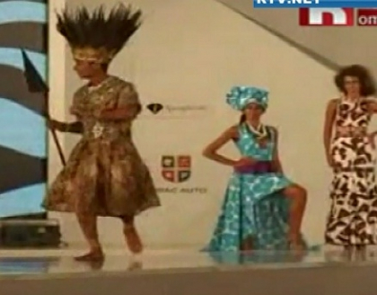 Primarul Constantei da lovitura din nou. Radu Mazare s-a dighizat in rege african si a defilat pe podium Primarul Constantei da lovitura din nou. Radu Mazare s-a dighizat in rege african si a defilat pe podium