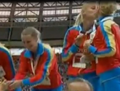 Doua atlete din Rusia s-au sarutat dupa primirea medaliilor de aur, in semn de protest fata de legea anti-gay Doua atlete din Rusia s-au sarutat dupa primirea medaliilor de aur, in semn de protest fata de legea anti-gay