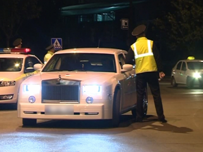 Moldovenii nu se lasa de alcool: 114 soferi prinsi bauti la volan Moldovenii nu se lasa de alcool: 114 soferi prinsi bauti la volan