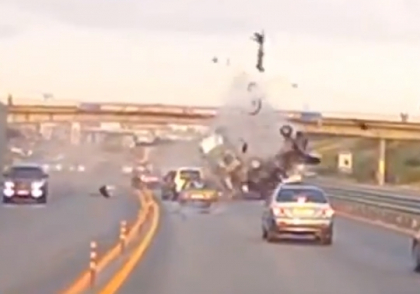 VIDEO SOCANT: Soferul unui Mercedes, aruncat la 20 de metri inaltime in urma unui accident VIDEO SOCANT: Soferul unui Mercedes, aruncat la 20 de metri inaltime in urma unui accident