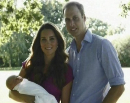 Primul portret oficial al cuplului regal britanic impreuna cu bebelusul George