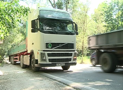 Lovit de un camion in timp ce incerca sa treaca neregulamentar: Barbatul a ajuns la reanimare Lovit de un camion in timp ce incerca sa treaca neregulamentar: Barbatul a ajuns la reanimare