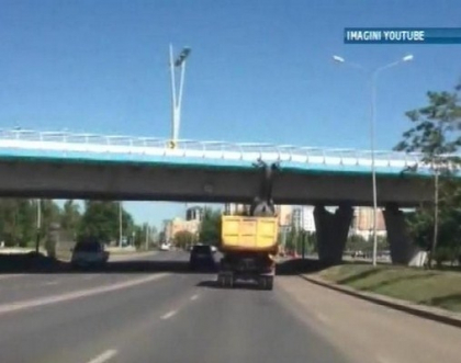Incident neobisnuit pe o strada din Kazahstan. Vezi ce a patit un sofer care transporta un cerb