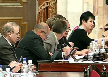 Guvernul a decis: Deputatii vor fi mai exemplari, vor trebui sa respecte un Cod de etica si conduita Guvernul a decis: Deputatii vor fi mai exemplari, vor trebui sa respecte un Cod de etica si conduita