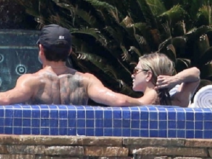 Jennifer Aniston si iubitul ei, scene PASIONALE langa piscina. Cum arata actrita in costum de baie la 44 ani - FOTO Jennifer Aniston si iubitul ei, scene PASIONALE langa piscina. Cum arata actrita in costum de baie la 44 ani - FOTO