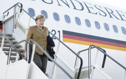 Avionul Angelei Merkel, vandalizat. Un barbat in chiloti si drogat a organizat o petrecere la bord