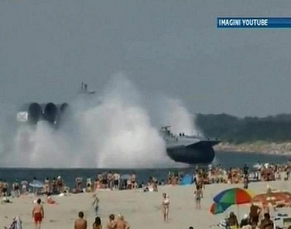 Surpriza pe o plaja din Kaliningrad: Din apa a iesit un aeroglisor militar de 550 de tone
