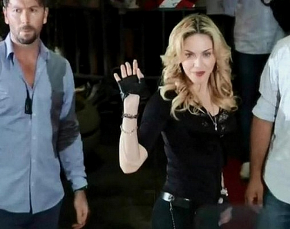 Madonna si-a inaugurat un salon de fitness la Roma, iar presa nu a ratat ocazia sa-i admire dantura Madonna si-a inaugurat un salon de fitness la Roma, iar presa nu a ratat ocazia sa-i admire dantura