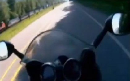 Politia din Canada publica imagini cu un motociclist ce loveste un urs la 140km/h. VIDEO