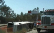 Un autocar cu turisti chinezi s-a rasturnat pe o autostrada din Los Angeles. Sunt raniti Un autocar cu turisti chinezi s-a rasturnat pe o autostrada din Los Angeles. Sunt raniti