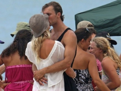Cuplul care a emotionat o plaja intreaga. De ce s-au uitat toti ca vrajiti la cei doi - FOTO Cuplul care a emotionat o plaja intreaga. De ce s-au uitat toti ca vrajiti la cei doi - FOTO