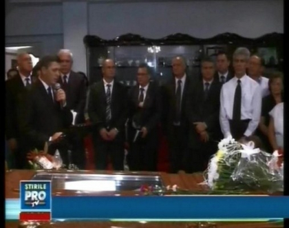 Regele romilor din Romania, petrecut pe ultimul drum. La funeralii a venit si Traian Basescu Regele romilor din Romania, petrecut pe ultimul drum. La funeralii a venit si Traian Basescu