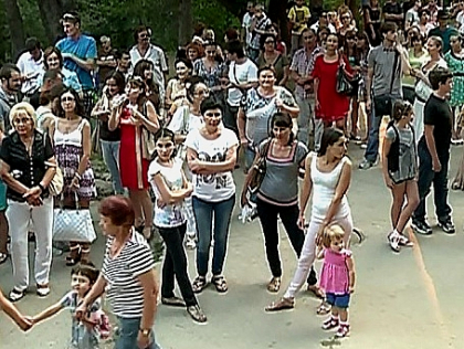 Si-au amintit de Chisinaul de odinioara. Zeci de oameni si-au dat intalnire la rotonda din parcul Valea Morilor
