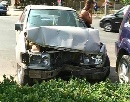 Ghinion pentru o soferita din capitala. A ajuns intr-un arbust dupa ce a fost lovita de un Mercedes