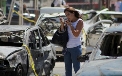 Poza care a impresionat presa internationala: o femeie se machiaza in mijlocul dezastrului din Liban